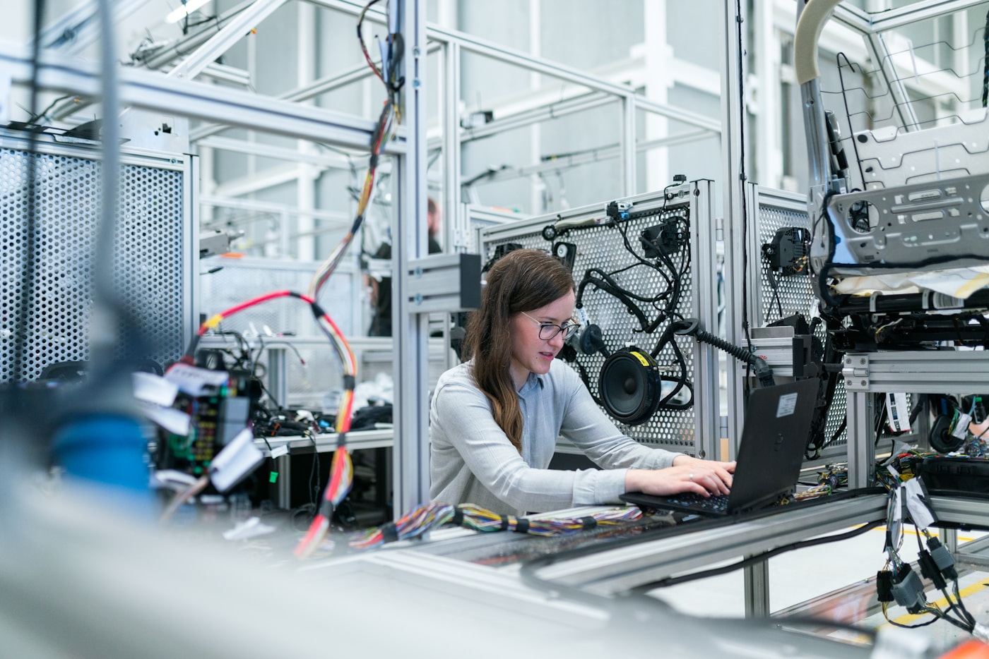 Ingegnere al controllo di un impianto industriale connesso